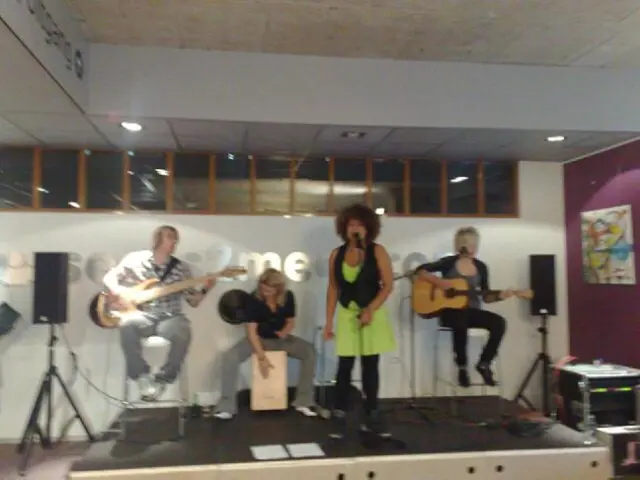 Ben Eater Generates Electronic Sounds with Computer Equipment