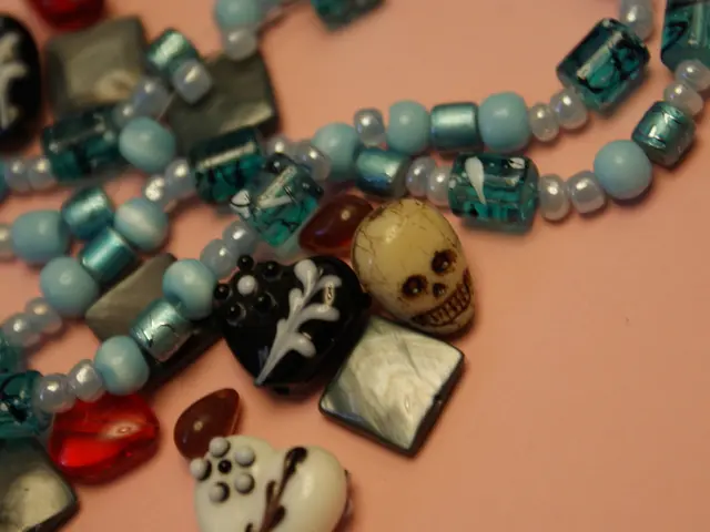 Counterfeit Porcelain Production Method Using Resin