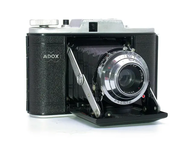 Compact Camera with Raspberry Pi Core Embodies in Classic 35mm Frame