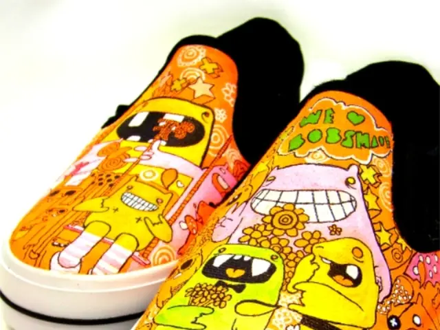 Advanced Sneakers Embedded with Health Monitoring Capabilities for Exercise Consistency