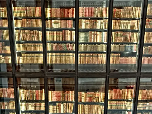 Amazon is fully committing to the launch of Kindle Color electronic readers.